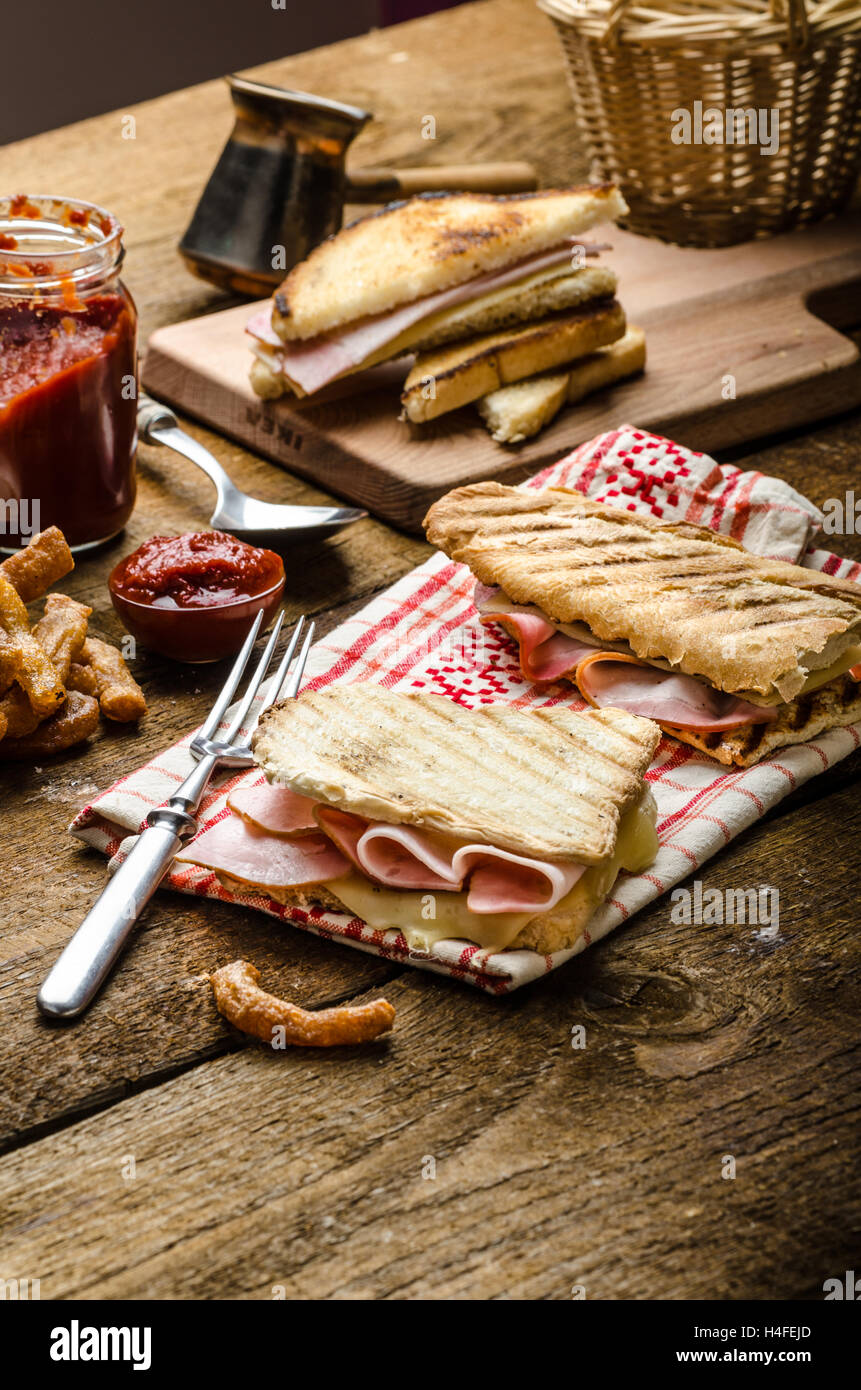 Schnelles Abendessen, toast mit Schinken und Käse - Panini, Englisch ...