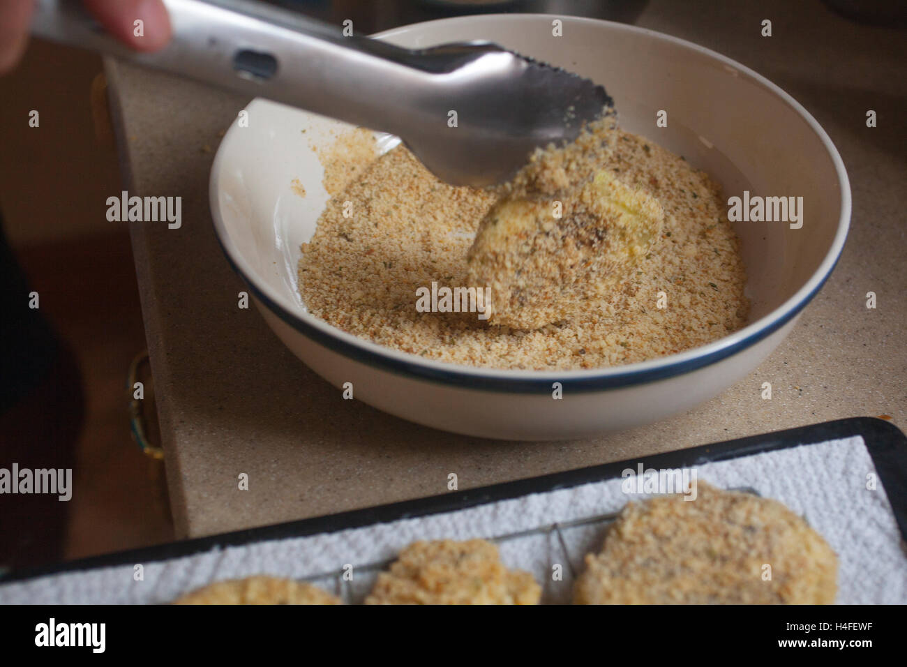 Beschichtung, die in Scheiben geschnittenen Auberginen mit Paniermehl. Stockfoto