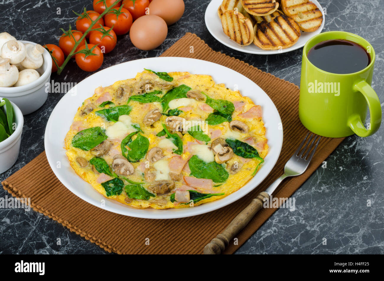 Frittata mit Schinken, Champignons und Spinat, gebackene toast ...