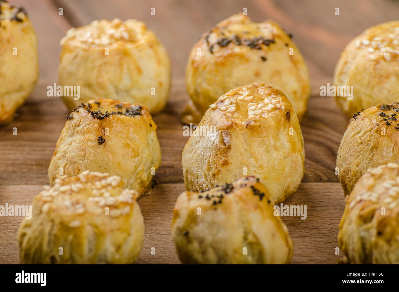 Cheesy Bites mit Knoblauch, blau Käse, mit Mohn und Sesam bestreut Stockfoto