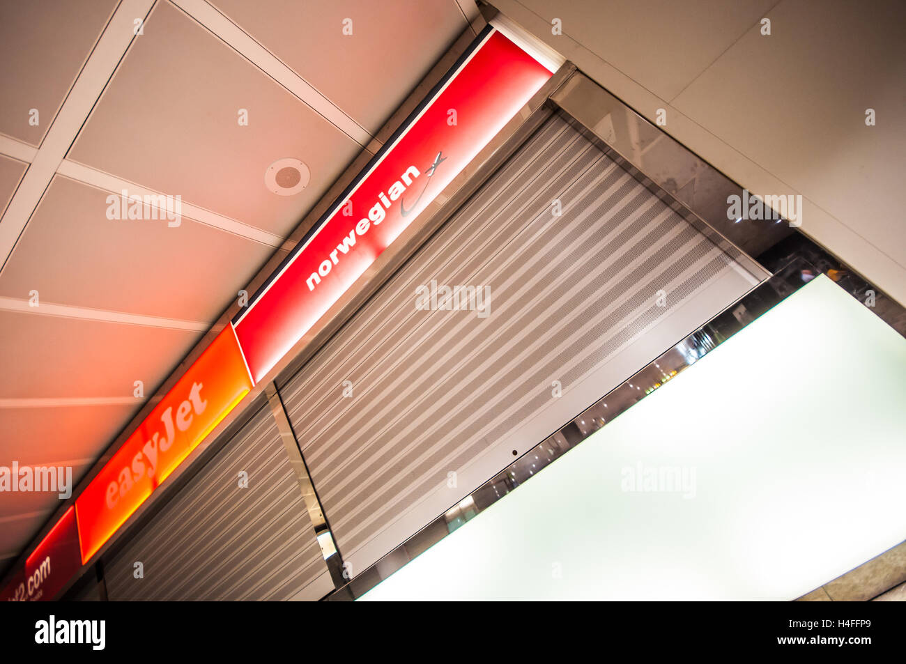 Geschlossen easyJet, Jet2 und die Norwegische Fluggesellschaft Help Desks am Flughafen Alicante, Spanien. Die Fensterläden geschlossen Stockfoto