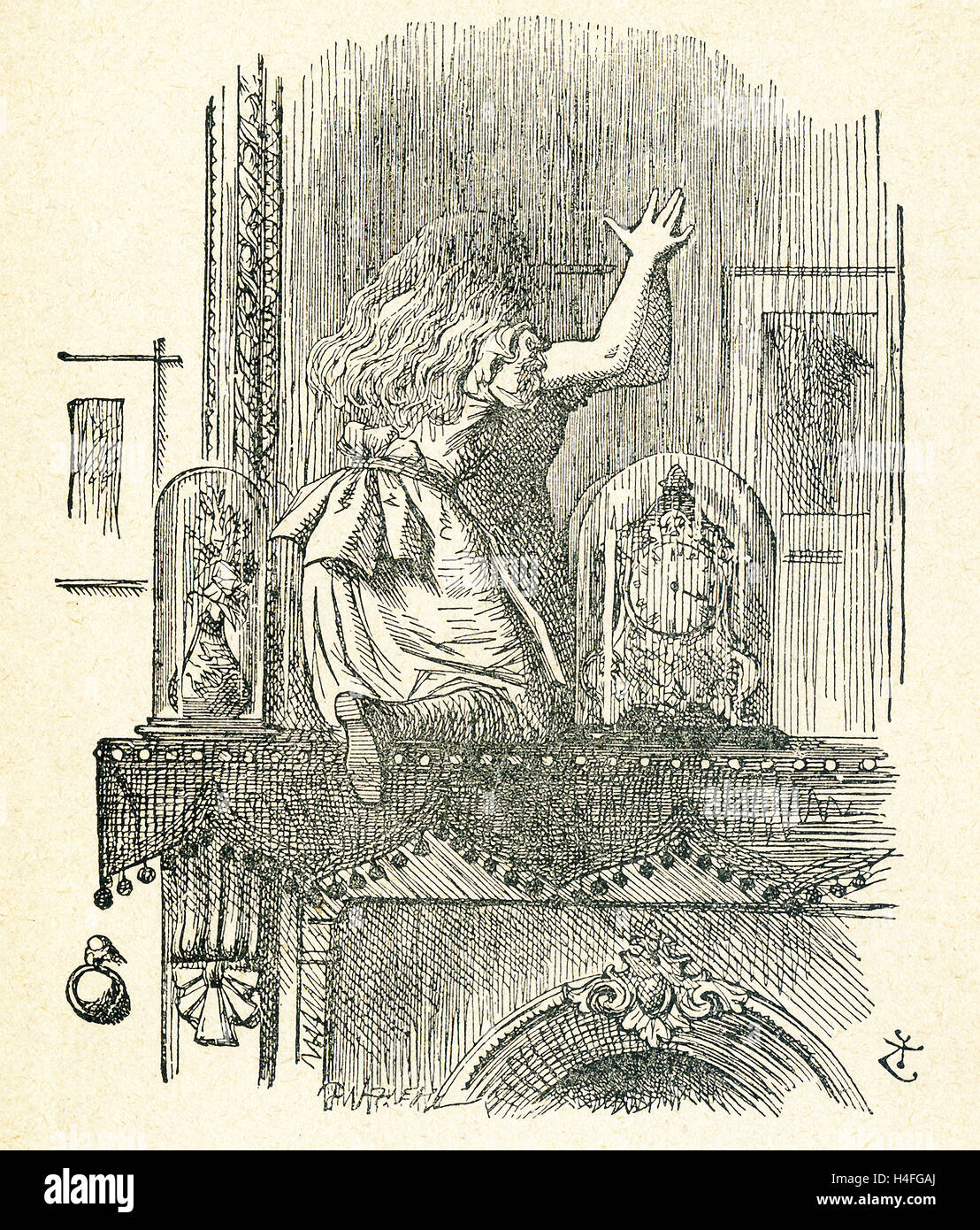 Diese Illustration von Alice klettert auf den Kamin-Kaminsimses und etwa dem Spiegel (Spiegel) Sack ist von "Through the Looking-Glass and was Alice fand es" von Lewis Carroll (Charles Lutwidge Dodgson), wer schrieb diesen Roman im Jahre 1871 als Fortsetzung zu "Alices Abenteuer im Wunderland." Alice schrittweise durch den Spiegel in eine andere Welt. Stockfoto