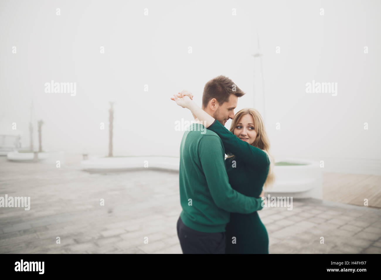 Schönes Paar küssen und umarmen auf einem Meer-dock Stockfoto