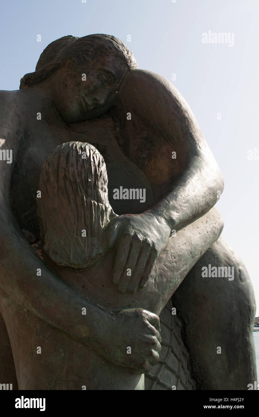 Corralejo, Fuerteventura, Spanien: das Denkmal zu Sailor, eine Skulptur von Paco Curbelo, die Umarmung zwischen den Segler und seine Familie Stockfoto