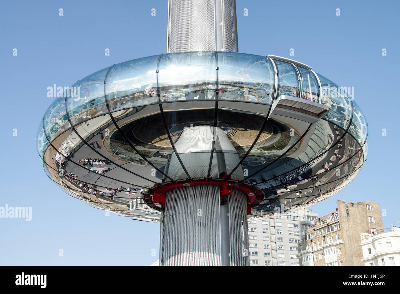 Absteigende Aussichtsplattform des British Airways i360 Tower in Brighton, East Sussex Stockfoto