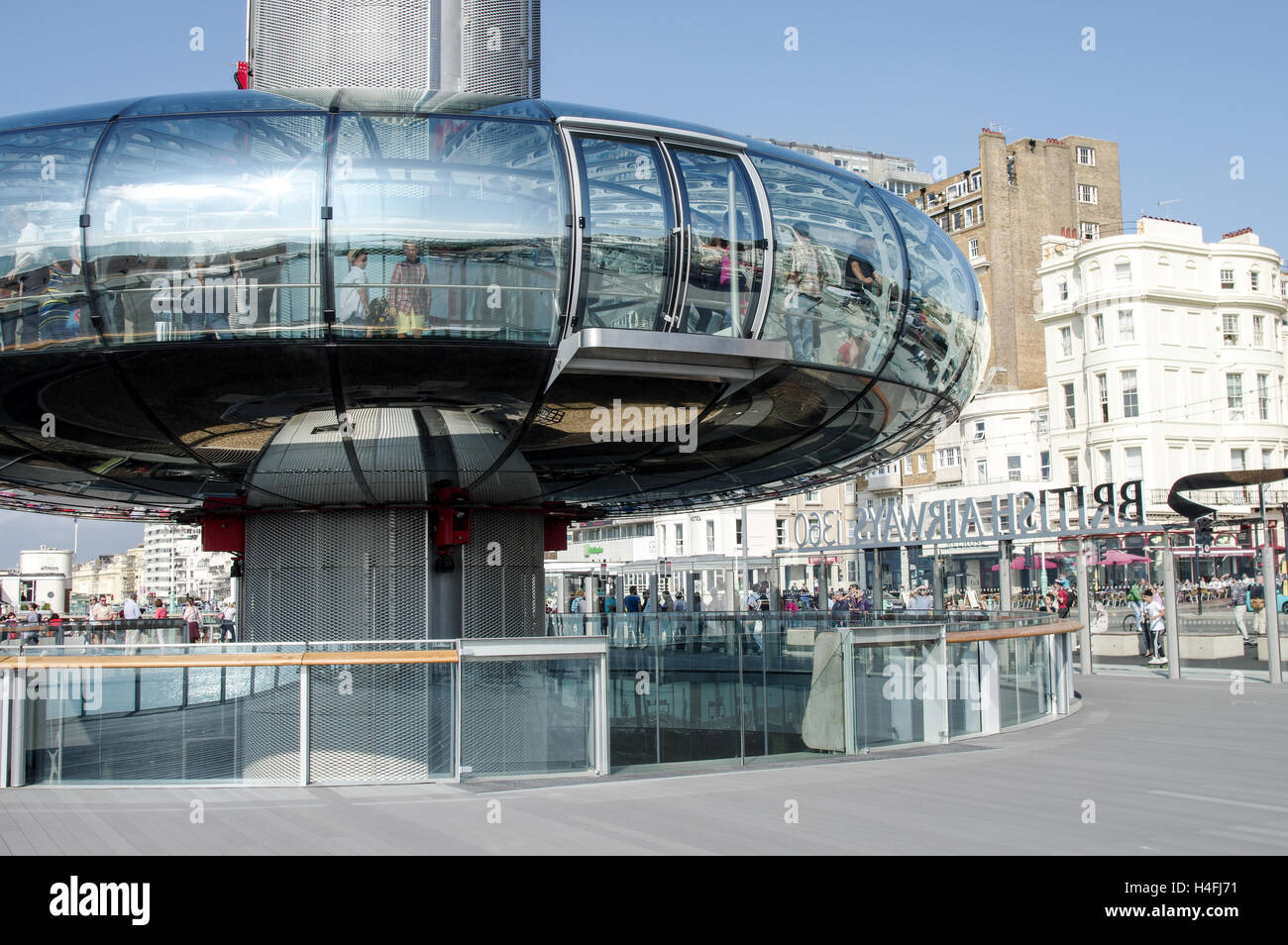 Absteigende Aussichtsplattform des British Airways i360 Tower in Brighton, East Sussex Stockfoto