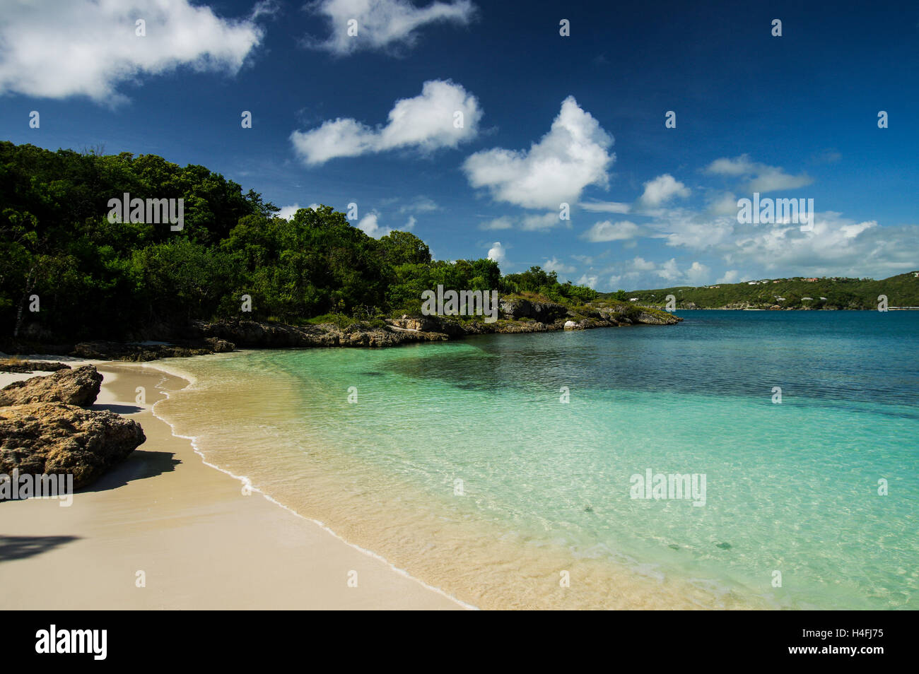 Einsamen Strand auf der unbewohnten grünen Insel vor der Küste von Antigua Stockfoto