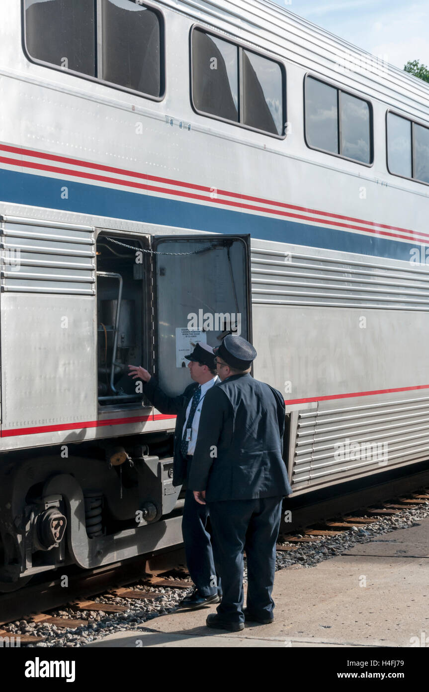 Wachen auf eine äußere Staufach auf der Empire Builder trainieren zwischen Chicago und Seattle. Stockfoto