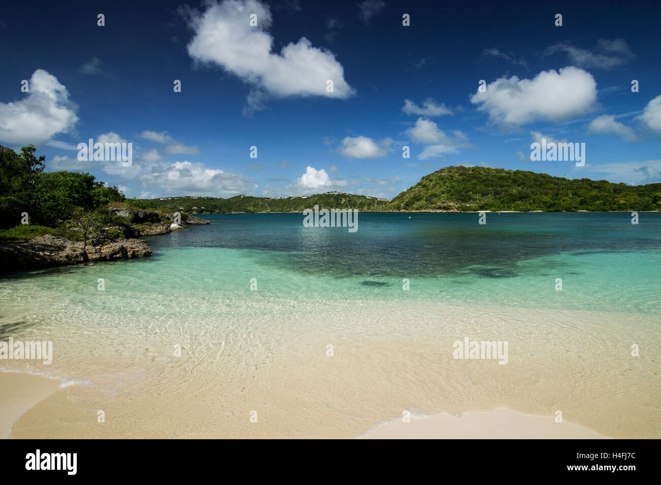 Einsamen Strand auf der unbewohnten grünen Insel vor der Küste von Antigua Stockfoto