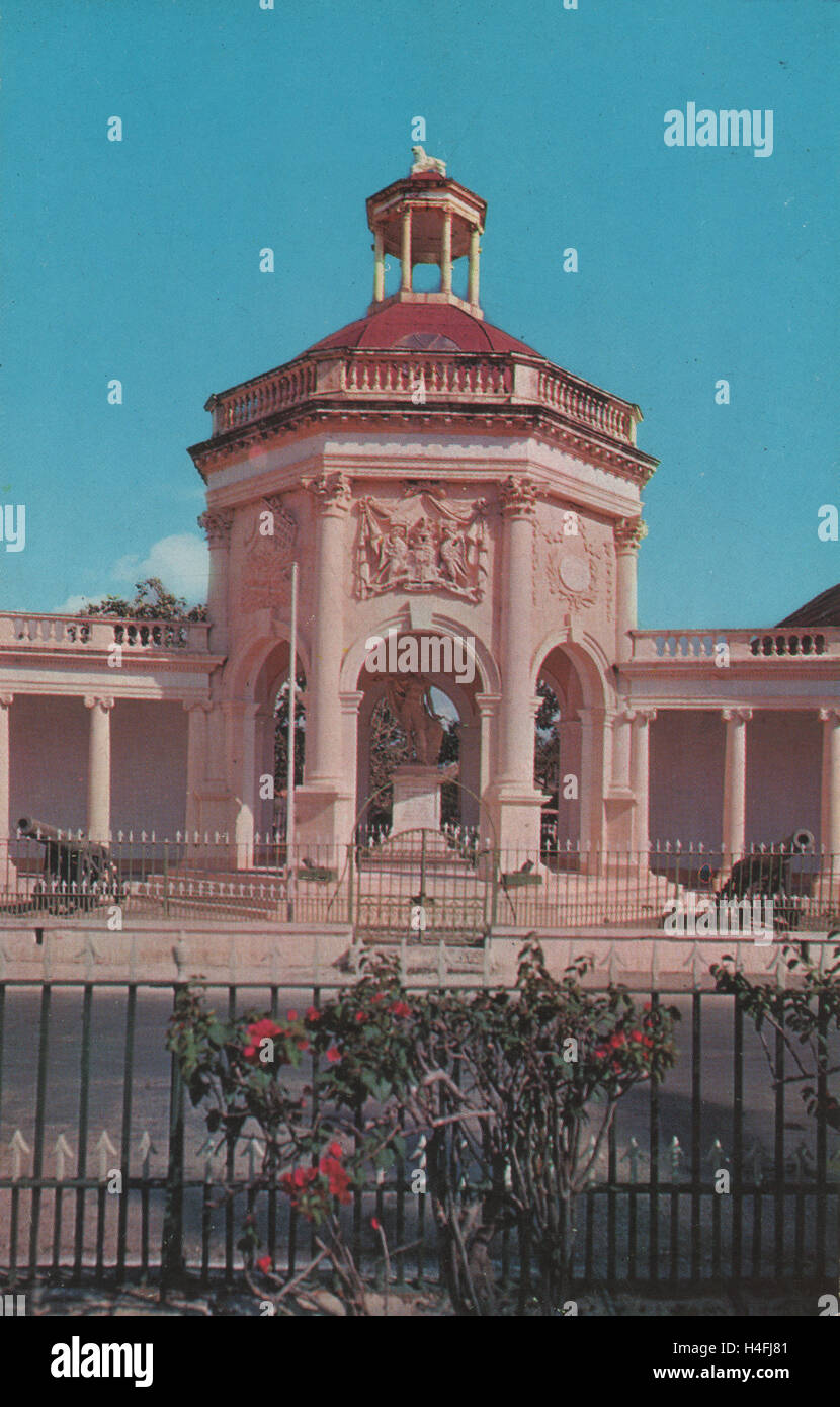 Vintage Farbe Postkarte ca. 1940 s zeigt die Rodney Denkmal in der spanischen Stadt Jamaika. Das Denkmal wurde 1801 von dem englischen Bildhauer Johannes Speck gebaut, und zeigt Admiral George Brydges Rodney Oberbefehlshaber von Jamaika. Die Statue zu Ehren der britischen Niederlage der versucht, Französisch Spanisch Invasion von Jamaika im Jahr 1782 Stockfoto