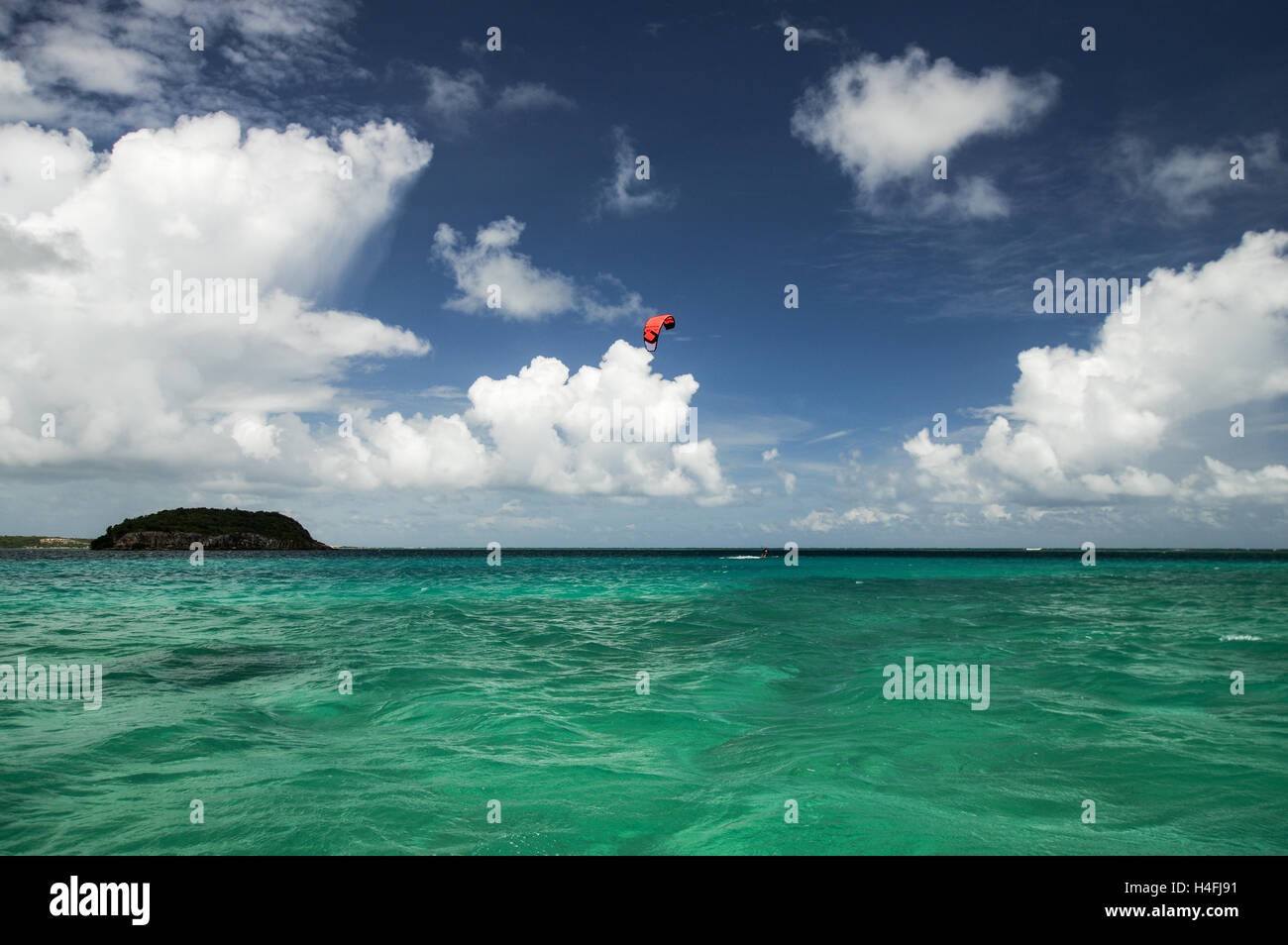 Kite-Surfer vor der Küste von Antigua Stockfoto