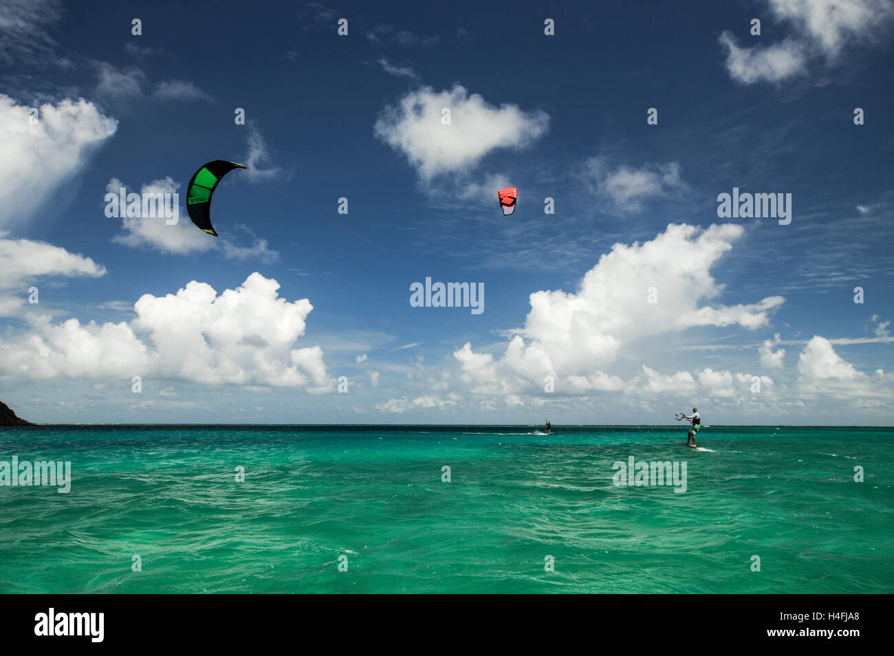 Kite-Surfer vor der Küste von Antigua Stockfoto