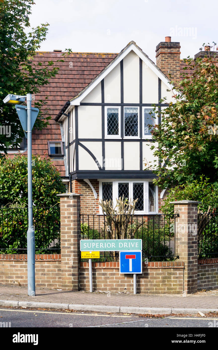 Ein freistehendes Haus steht hinter den Namen Straße Zeichen für Superior Laufwerk im Süden Londons Vorort Straße grün, Orpington. Stockfoto