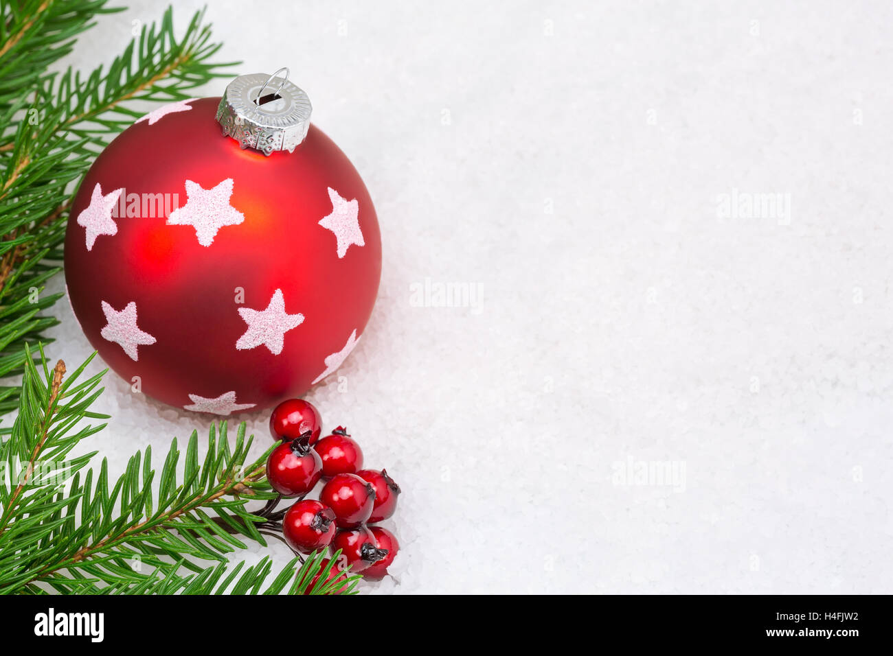 Urlaub Dekoration mit Christmas Ball, Tanne Zweig und roten Beeren im Schnee Stockfoto