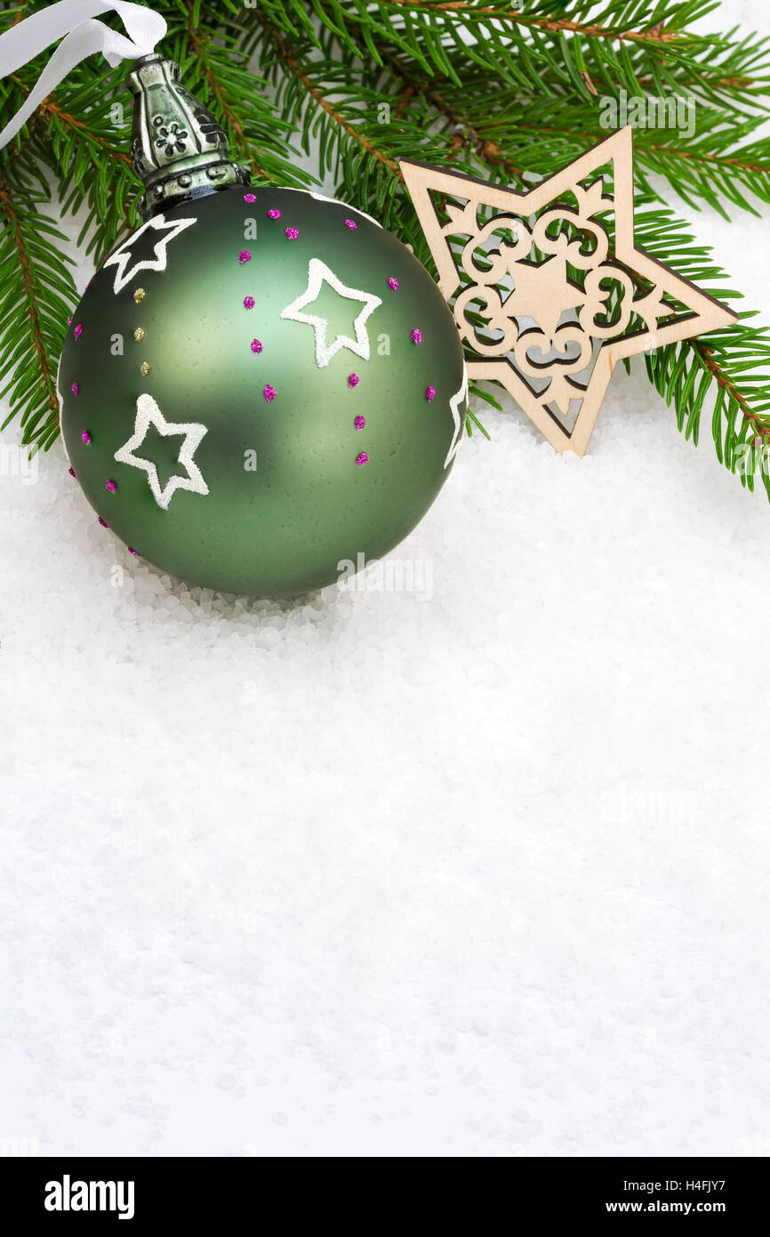 Weihnachtskugel mit Stern und Tanne Zweig auf weißem Hintergrund Stockfoto