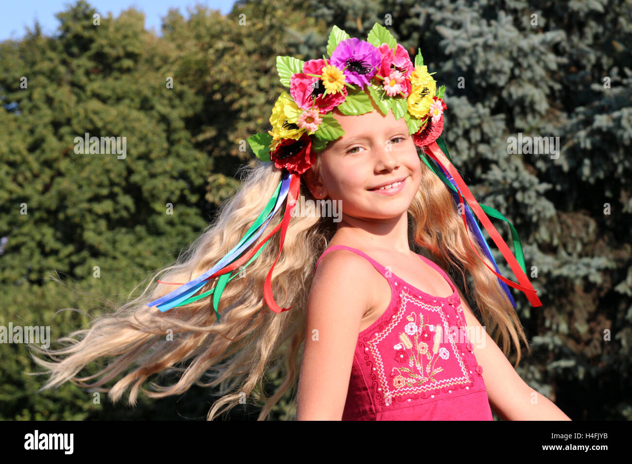Lächelnde Mädchen in ukrainischen Kranz Stockfoto