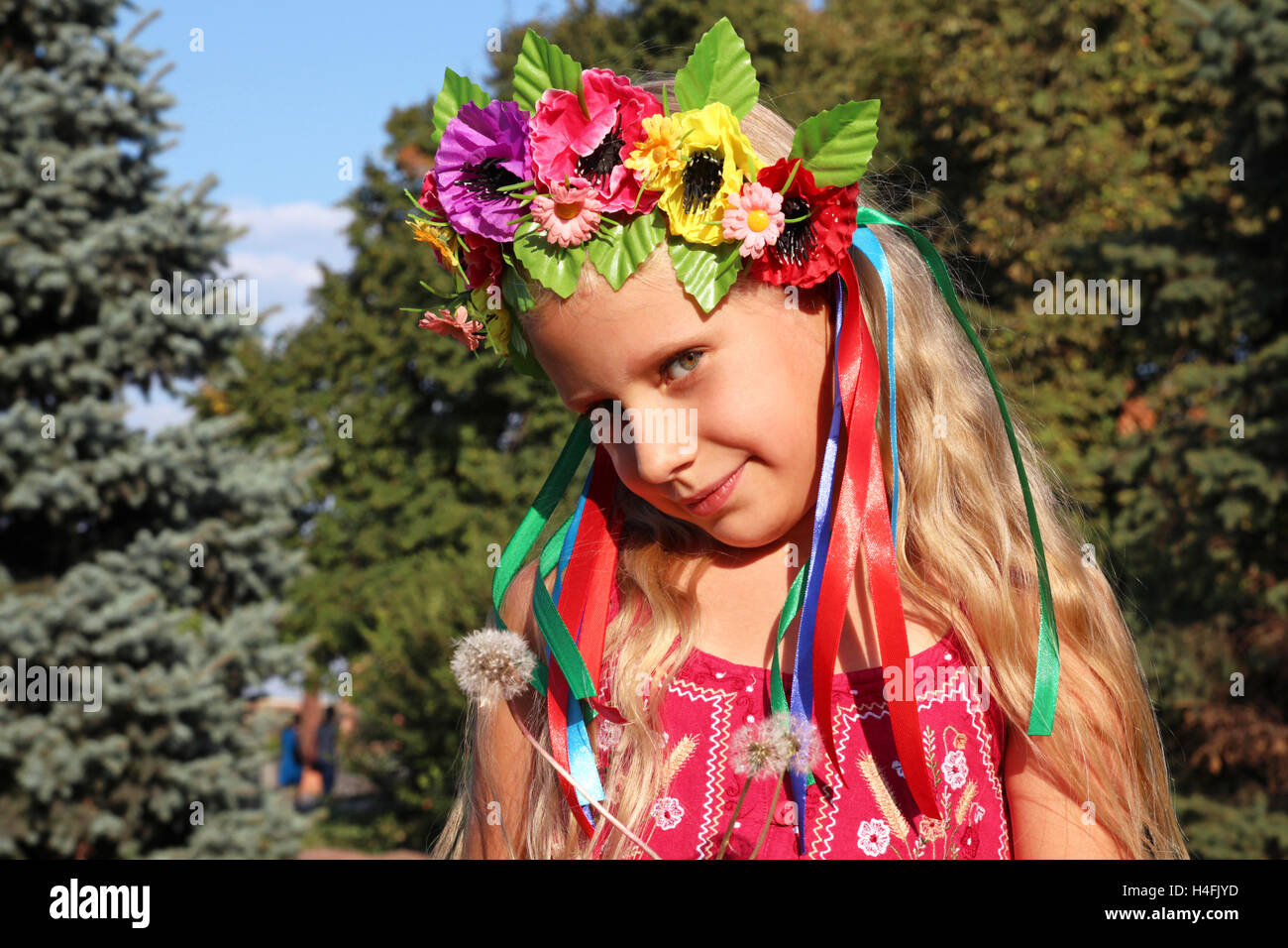 Kleines Mädchen in ukrainischen Kranz Stockfoto