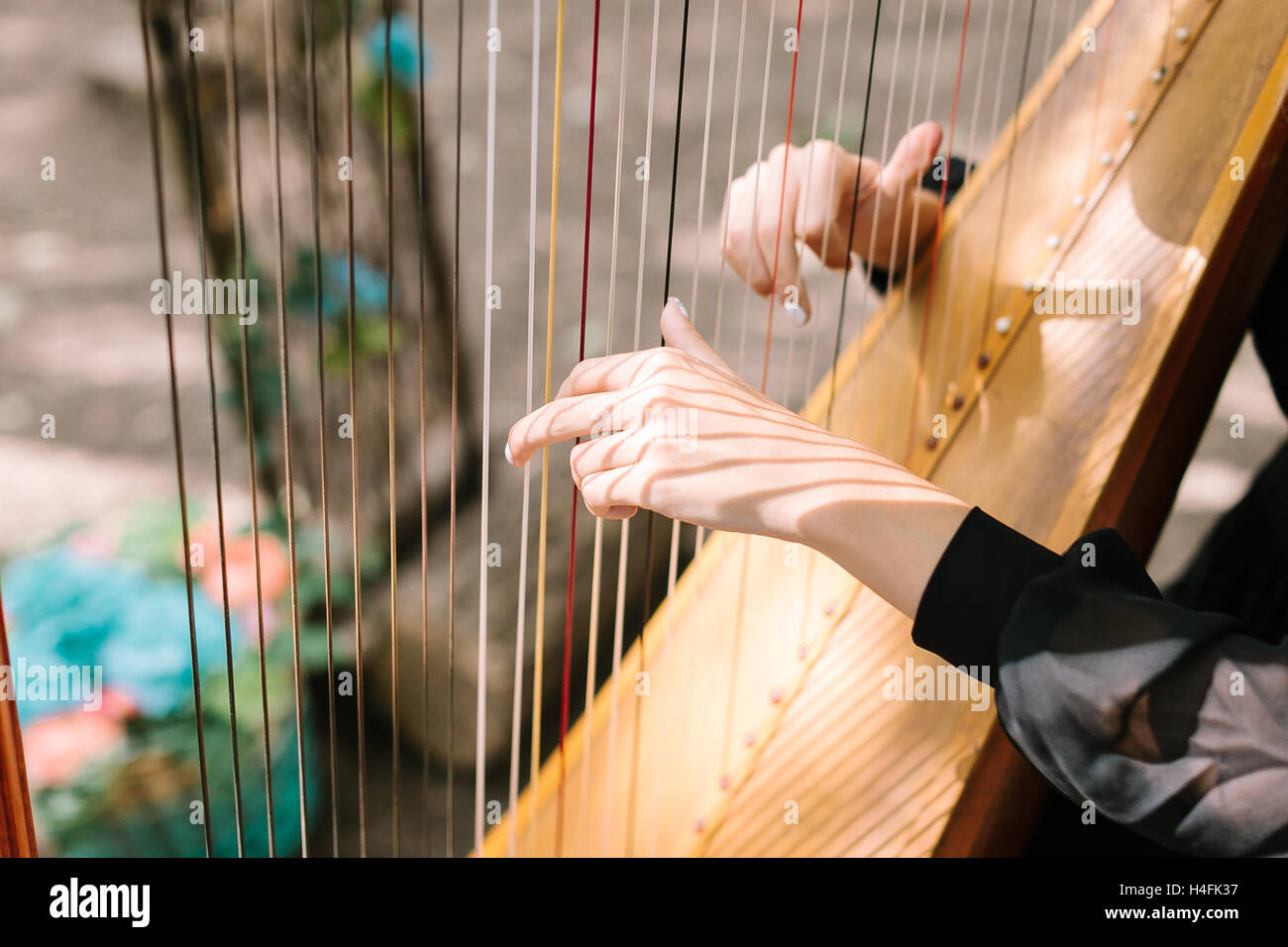 Hände der Frau eine Harfe zu spielen. symphonisches Orchester. Harfenistin Stockfotografie Alamy