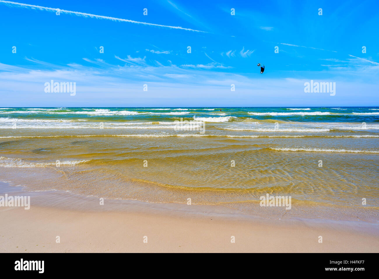 Kitesurfer Segeln am blauen Meer mit Wellen in Bialogora Küstendorf, Ostsee, Polen Stockfoto