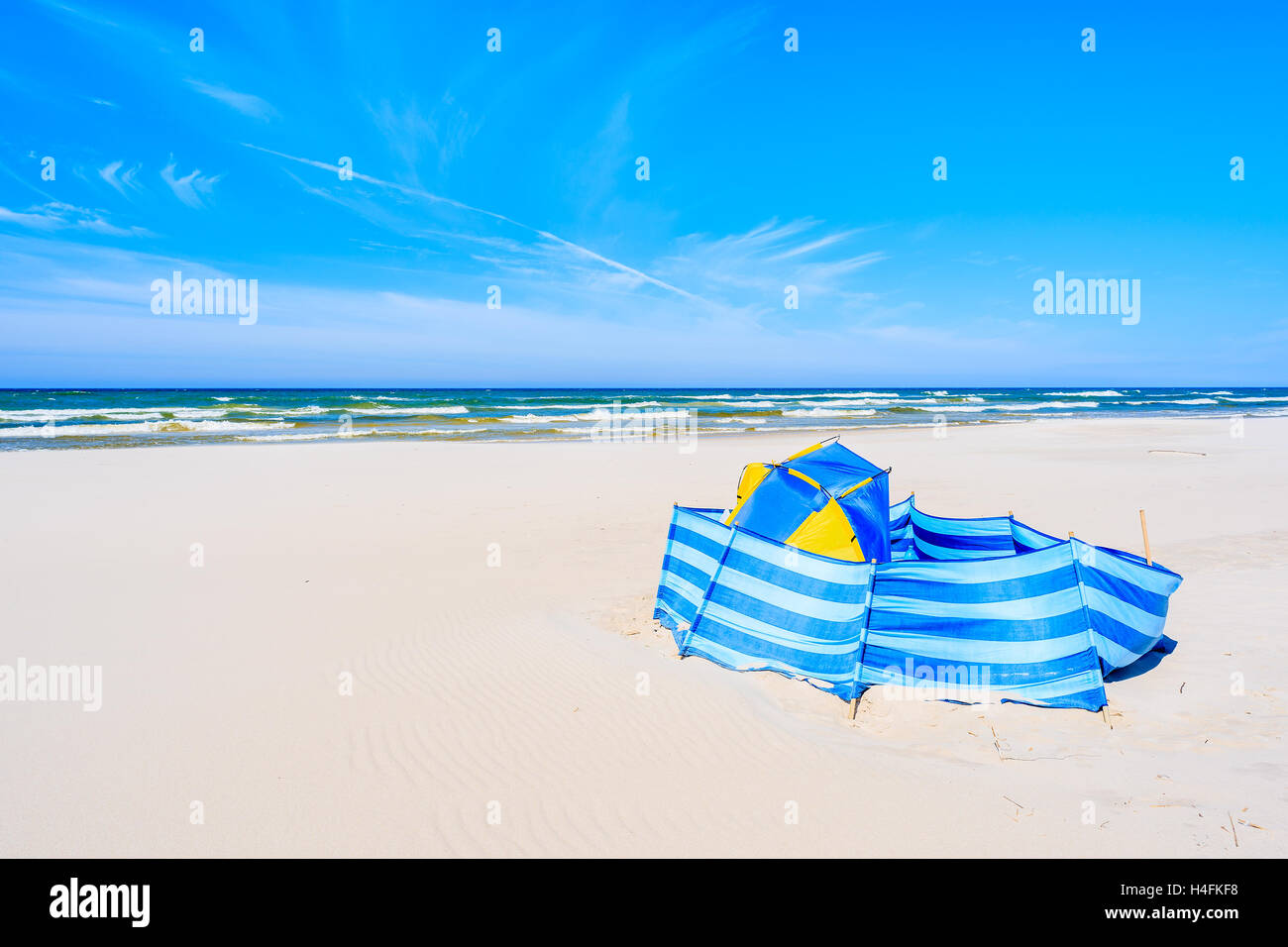 Eine Windjacke mit Zelt am weißen Sandstrand in Debki Küstendorf, Ostsee, Polen Stockfoto