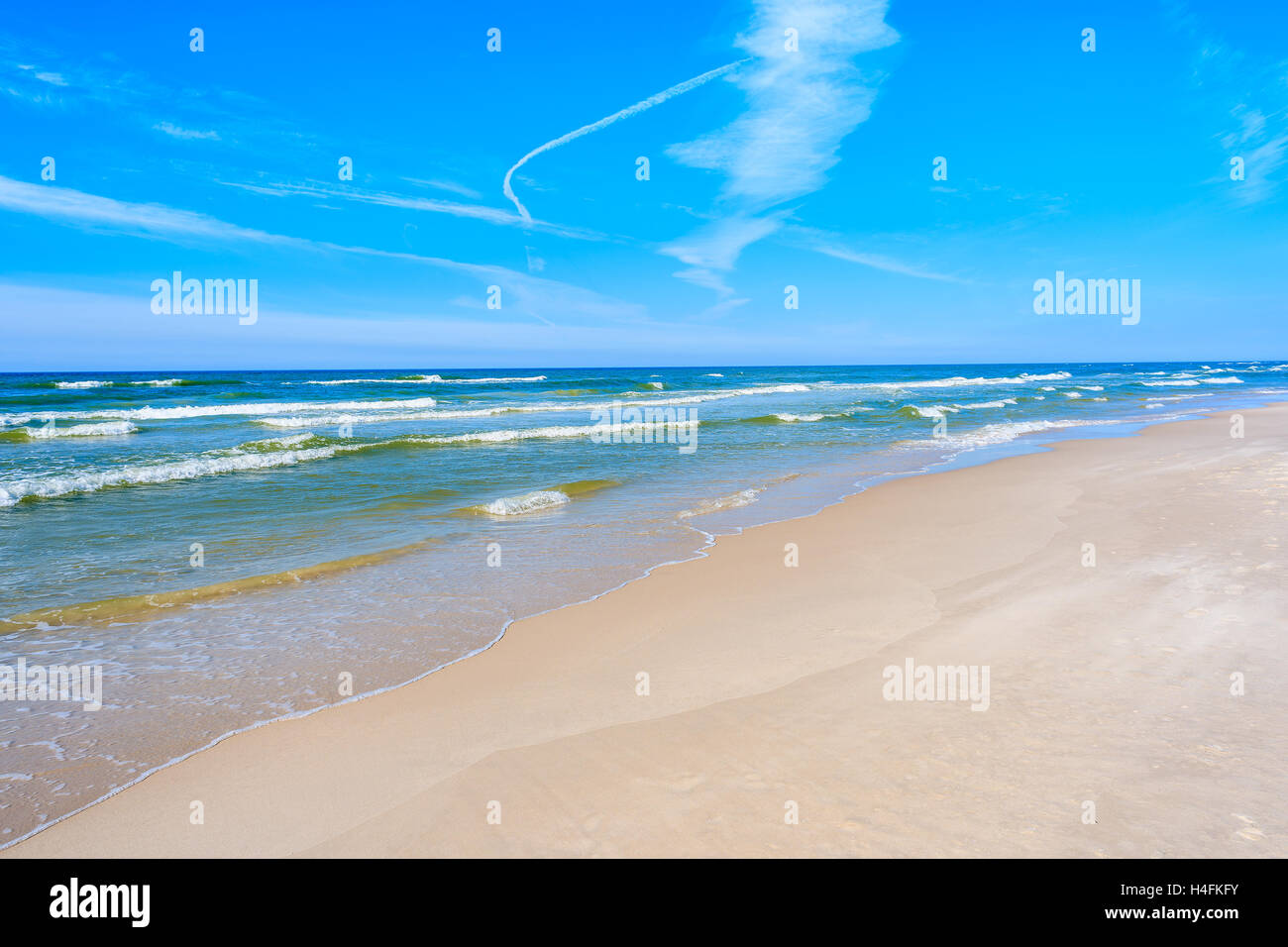 Ein Blick auf Strand und Wellen auf der blauen Ostsee, Lubiatowo Küstendorf, Polen Stockfoto