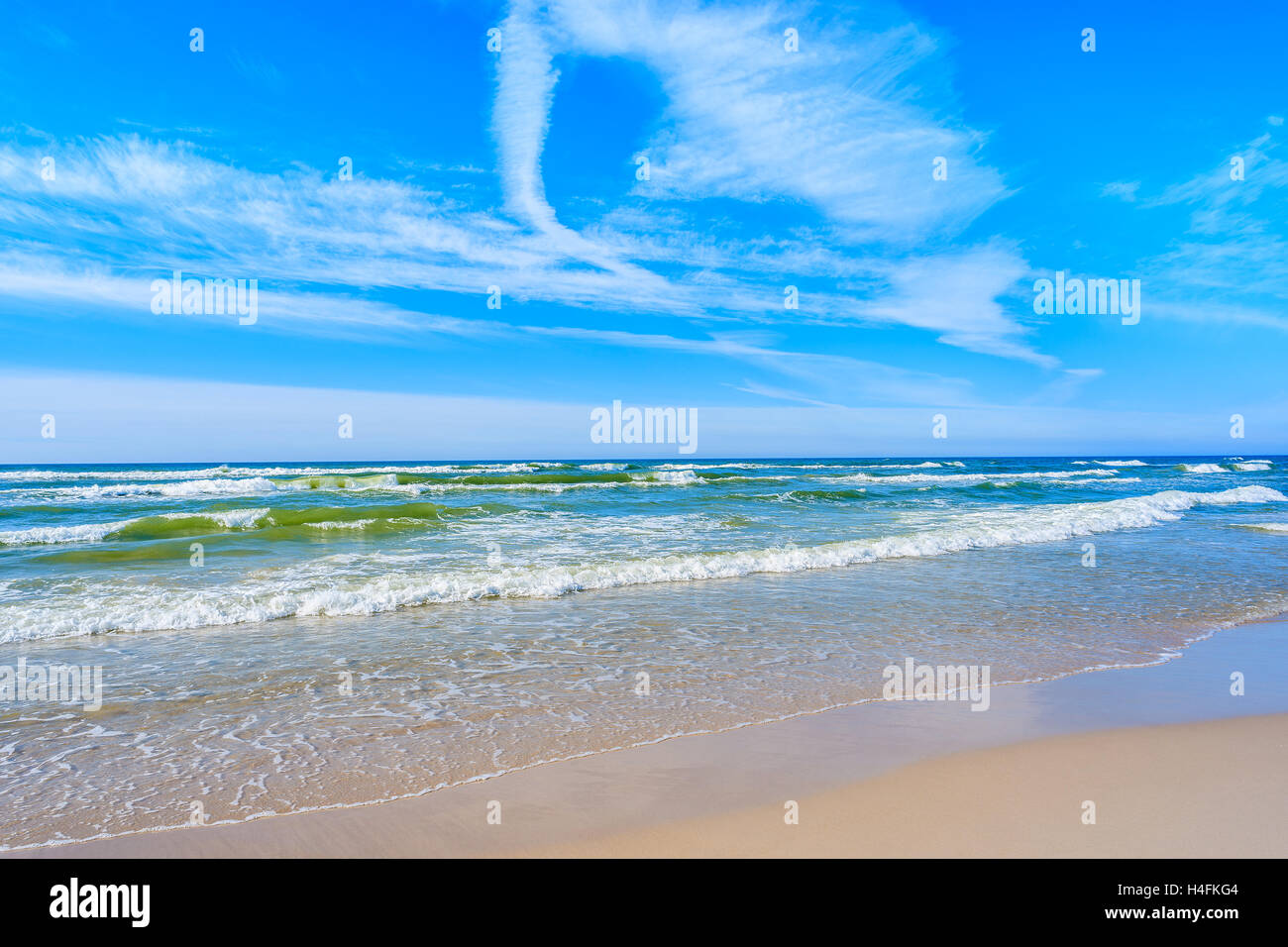 Ein Blick auf Strand und Wellen auf der blauen Ostsee, Bialogora Küstendorf, Polen Stockfoto
