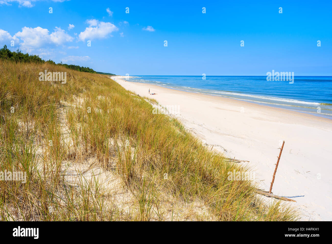 Ein Blick auf Strand und Rasen auf Sanddüne in Lubiatowo Küstendorf, Ostsee, Polen Stockfoto