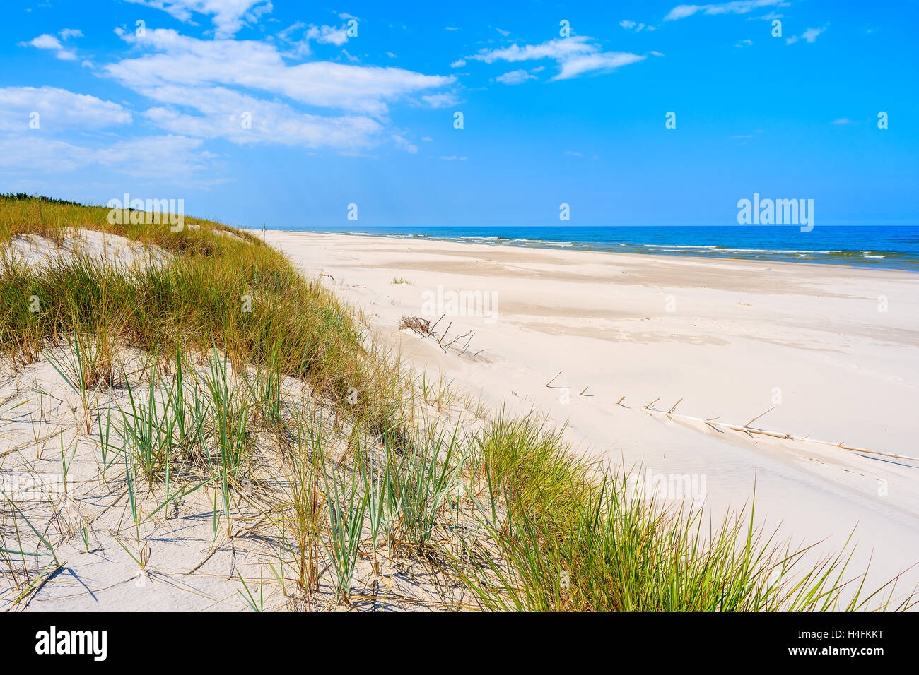Blick auf den weißen Sandstrand und Dünen mit Grass an Ostsee, Bialogora Küstendorf, Polen Stockfoto