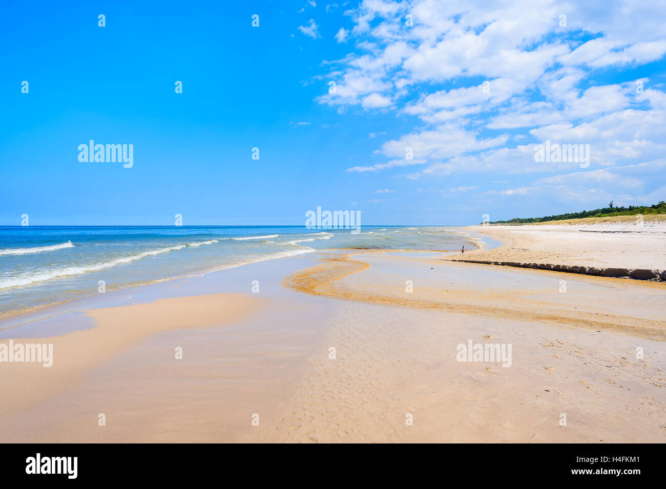 Blick auf den weißen Sandstrand und blauen Ostsee, Bialogora Küstendorf, Polen Stockfoto
