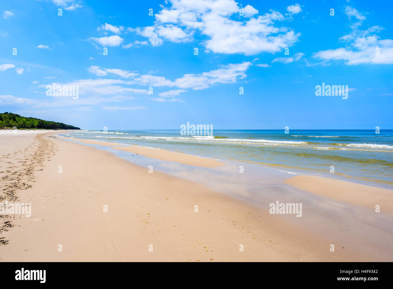 Blick auf den weißen Sandstrand und blauen Ostsee, Bialogora Küstendorf, Polen Stockfoto