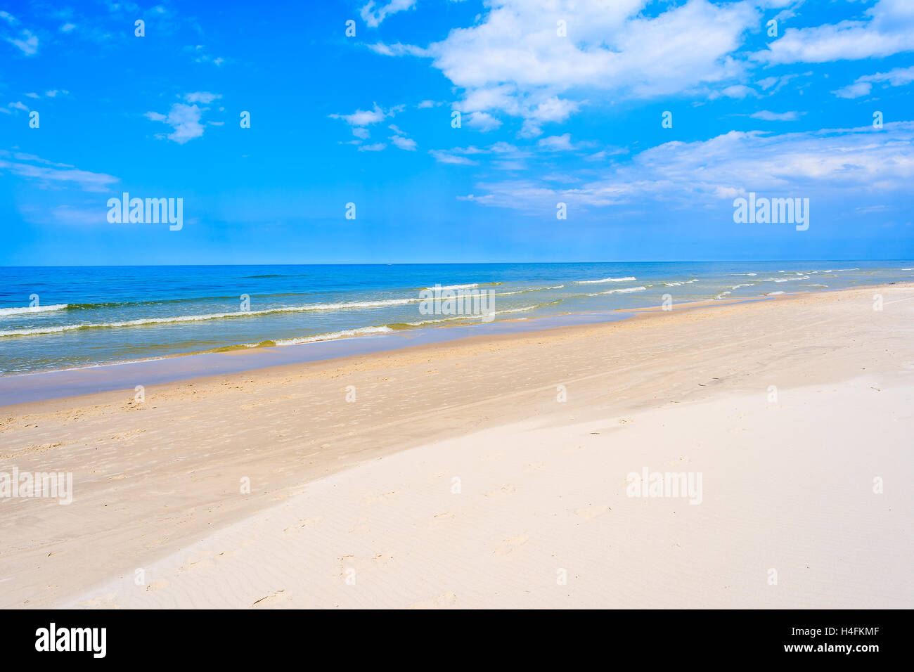 Blick auf den weißen Sandstrand und blauen Ostsee, Bialogora Küstendorf, Polen Stockfoto