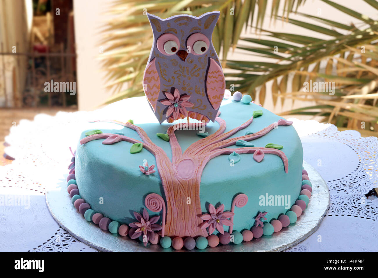 Runde Kuchen mit Fondant mit Eule Stockfoto