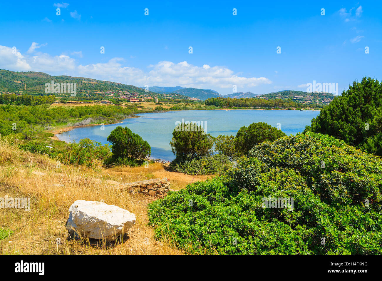 Landschaft der Insel Sardinien in der Nähe von Strand von Chia an sonnigen Sommertag, Italien Stockfoto