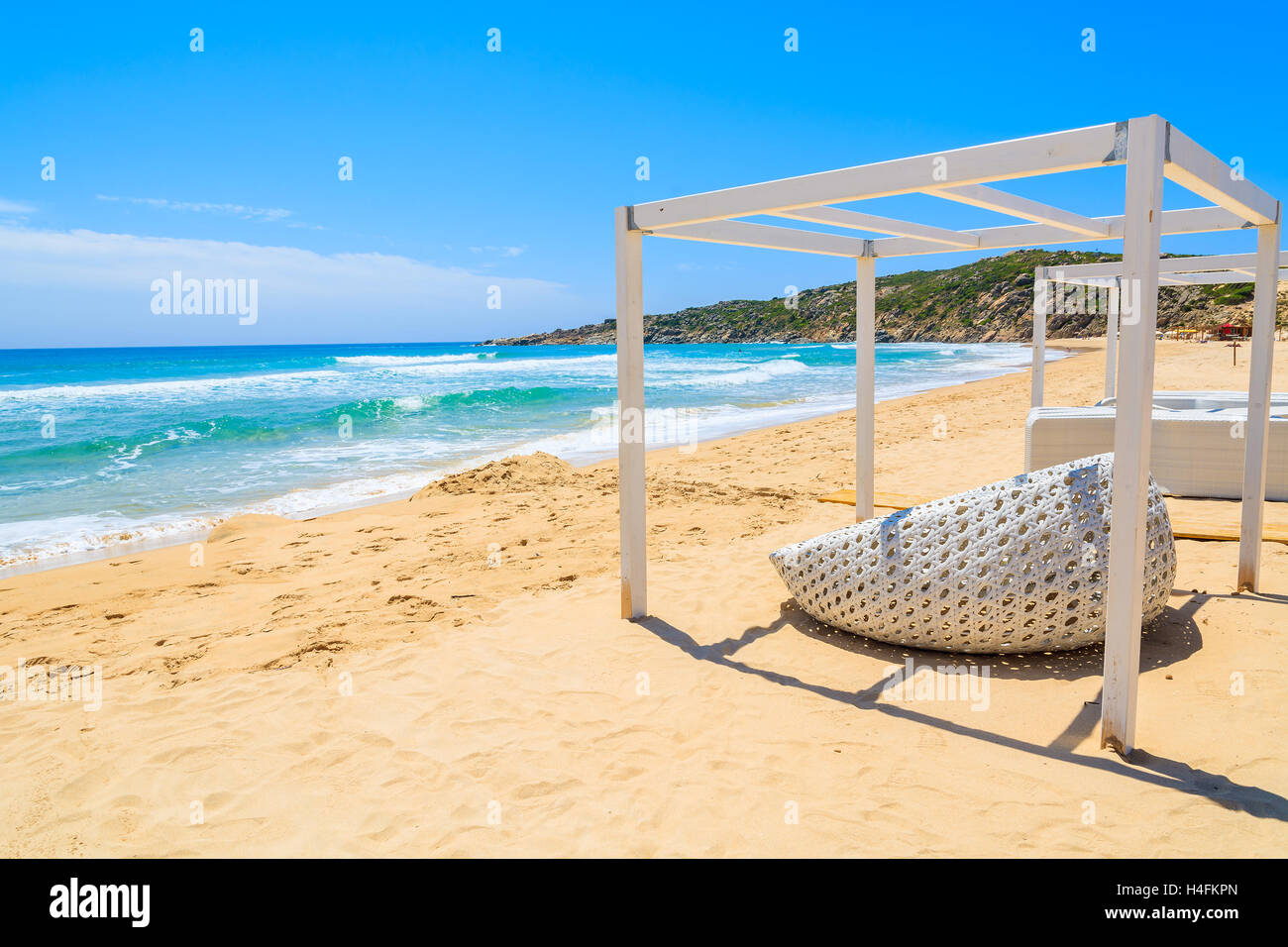 Weißer Stuhl auf Chia Strand und Blick auf Meer, Insel Sardinien, Italien Stockfoto