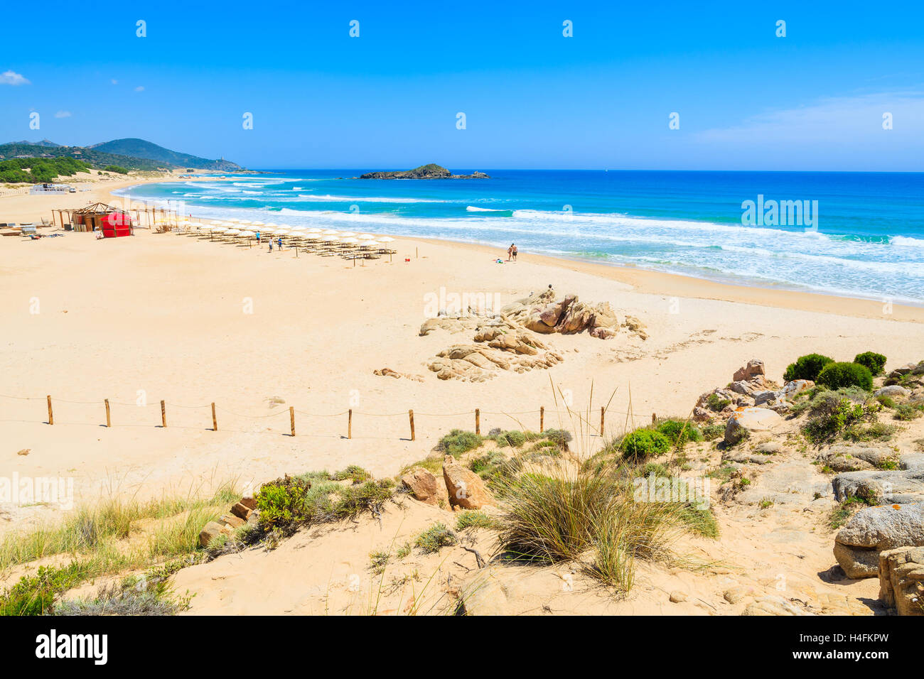 Blick auf Meer und Bucht auf Su Guideu Strand, Insel Sardinien, Italien Stockfoto