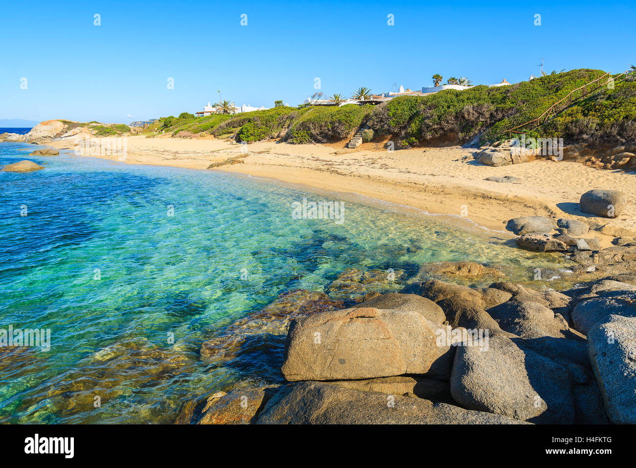 Blick auf Cala Caterina Strand und Türkis Meer, Insel Sardinien, Italien Stockfoto