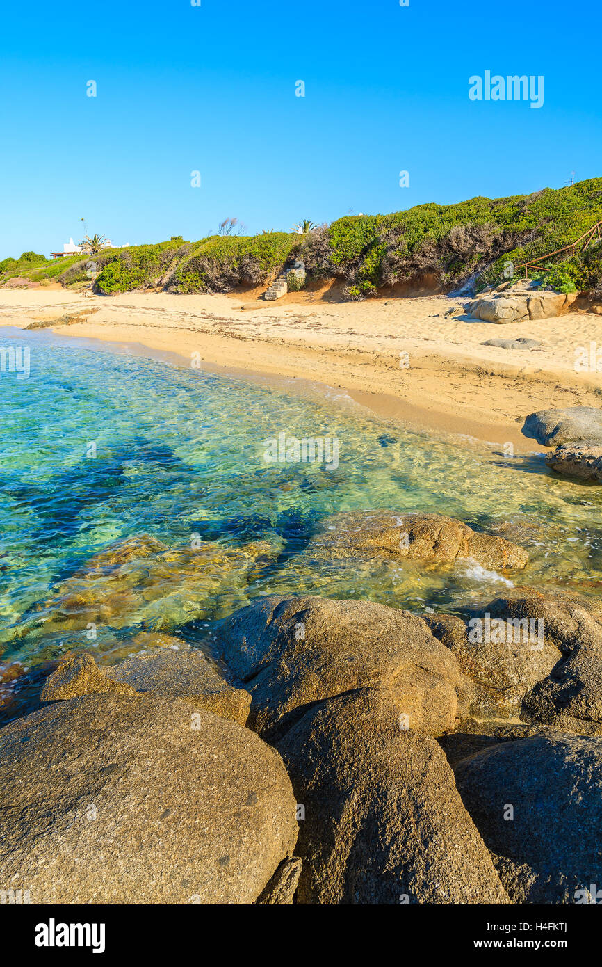 Blick auf Cala Caterina Strand und Türkis Meer, Insel Sardinien, Italien Stockfoto