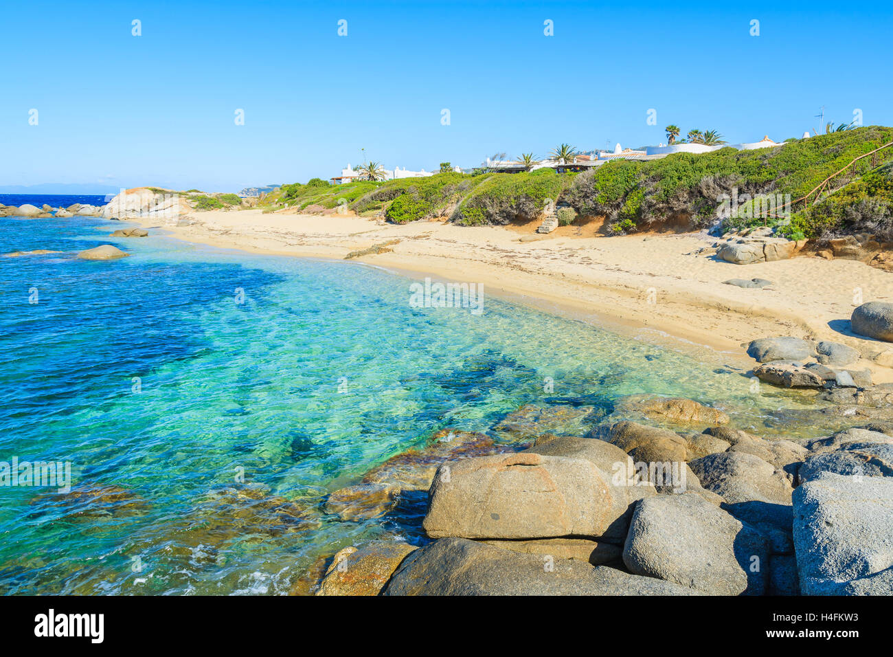 Blick auf Cala Caterina Strand und Türkis Meer, Insel Sardinien, Italien Stockfoto