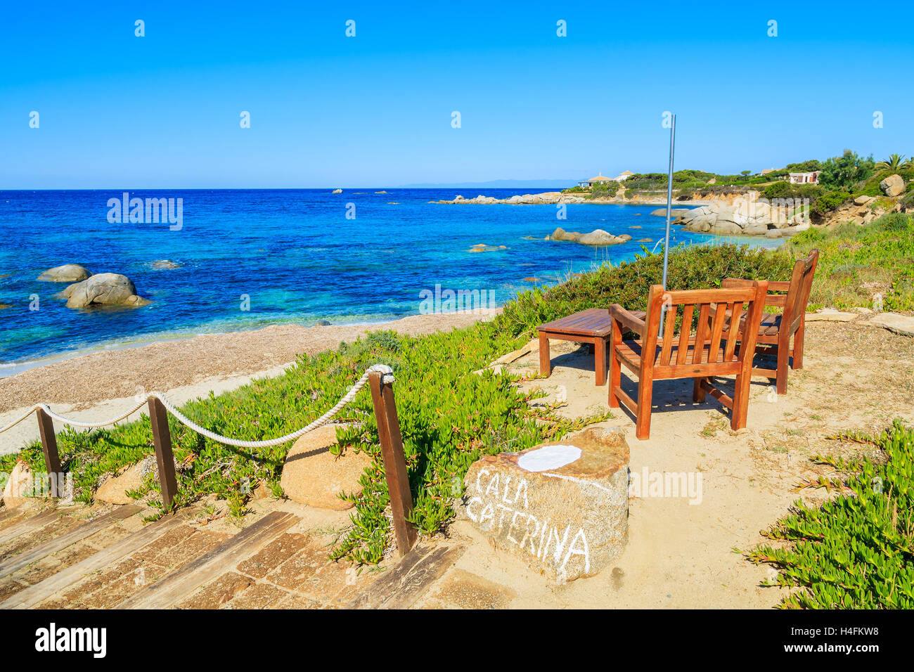 Aus Holz Teak Stühle und Tische am Strand von Cala Caterina, Insel Sardinien, Italien Stockfoto