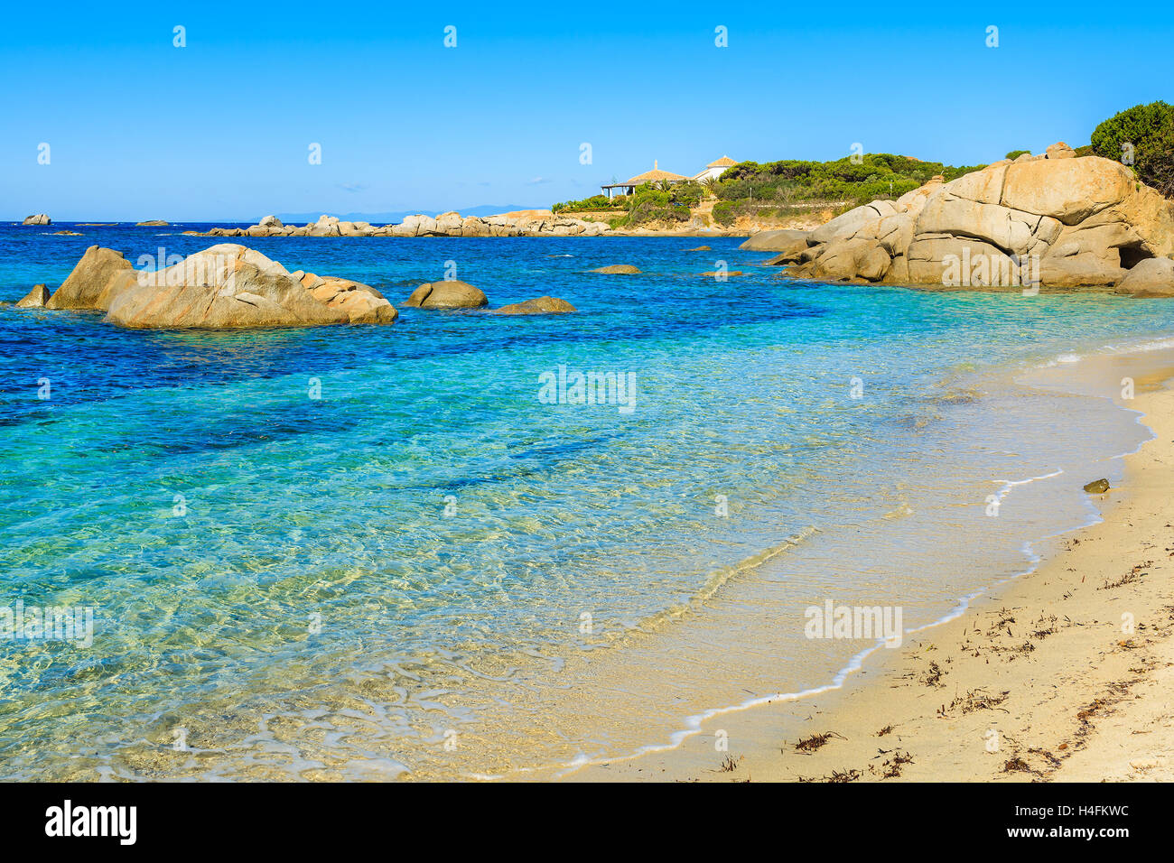 Ein Blick auf türkisfarbenes Meerwasser auf idyllischen Strand, Insel Sardinien, Italien Stockfoto