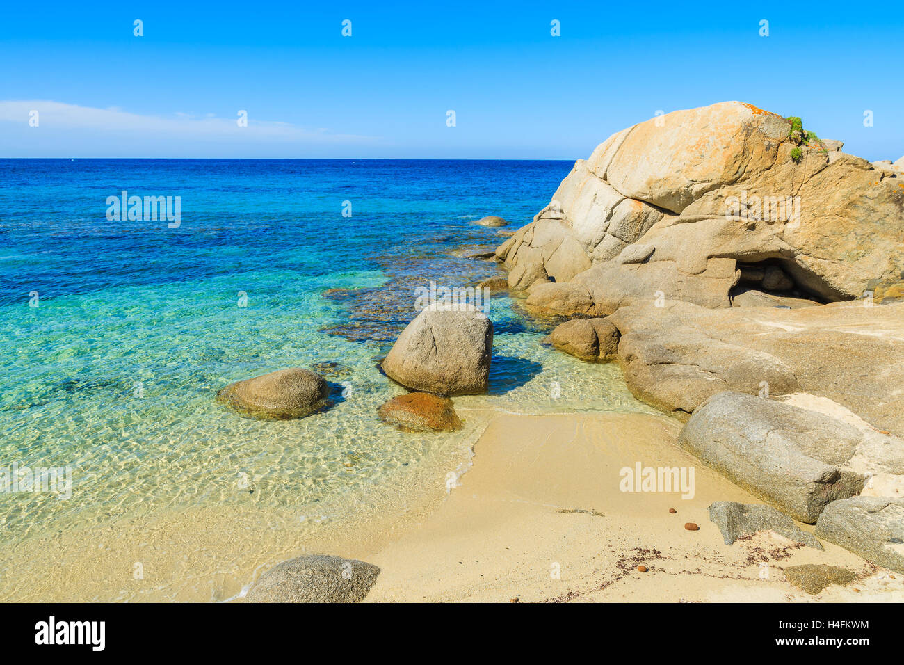 Blick auf Cala Caterina Strand und Türkis Meer, Insel Sardinien, Italien Stockfoto