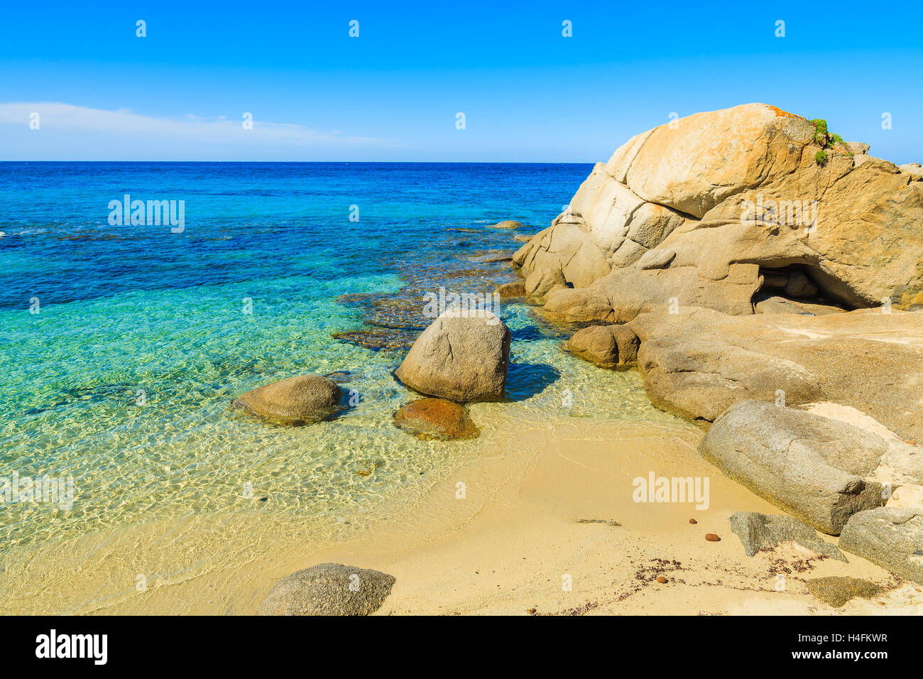 Steinen im türkisfarbenen Meerwasser am idyllischen Strand, Insel Sardinien, Italien Stockfoto