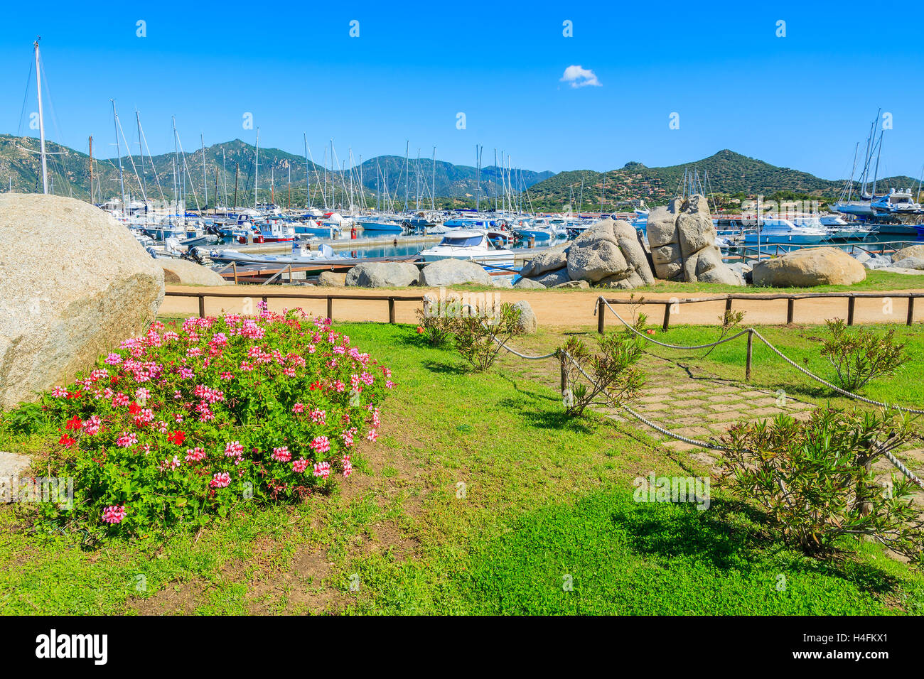 Gasse in einem Park von Porto Giunco Hafen, Insel Sardinien, Italien Stockfoto