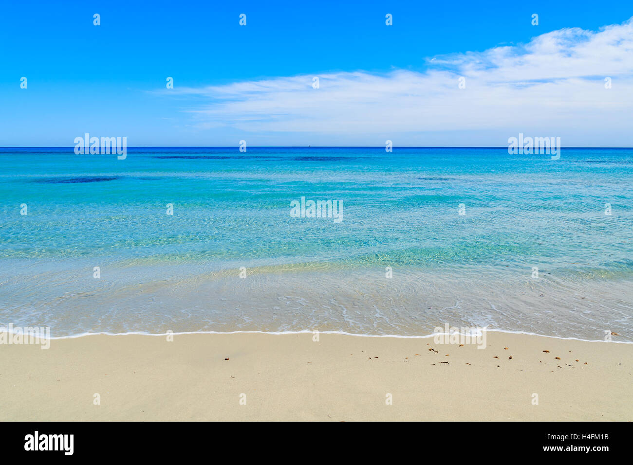 Türkisfarbenes Meer und Sand, Villasimius Strand, Insel Sardinien, Italien Stockfoto