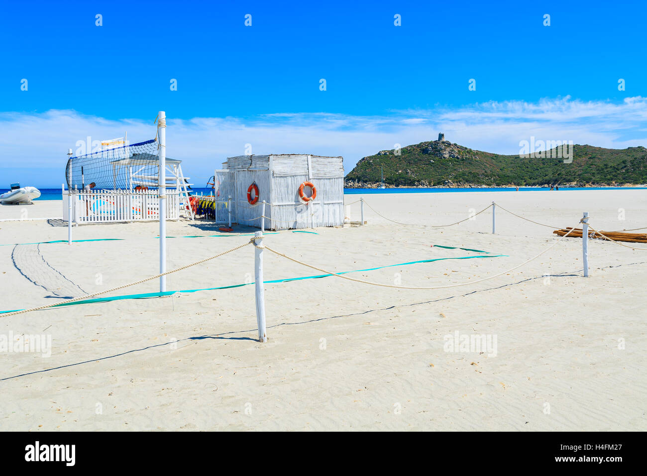 PORTO GIUNCO Strand, Sardinien - 27. Mai 2014: Volleyball-Feld auf Porto Giunco sandigen Strand, Insel Sardinien, Italien. Volleyball ist ein beliebter Sport, am Strand zu spielen. Stockfoto