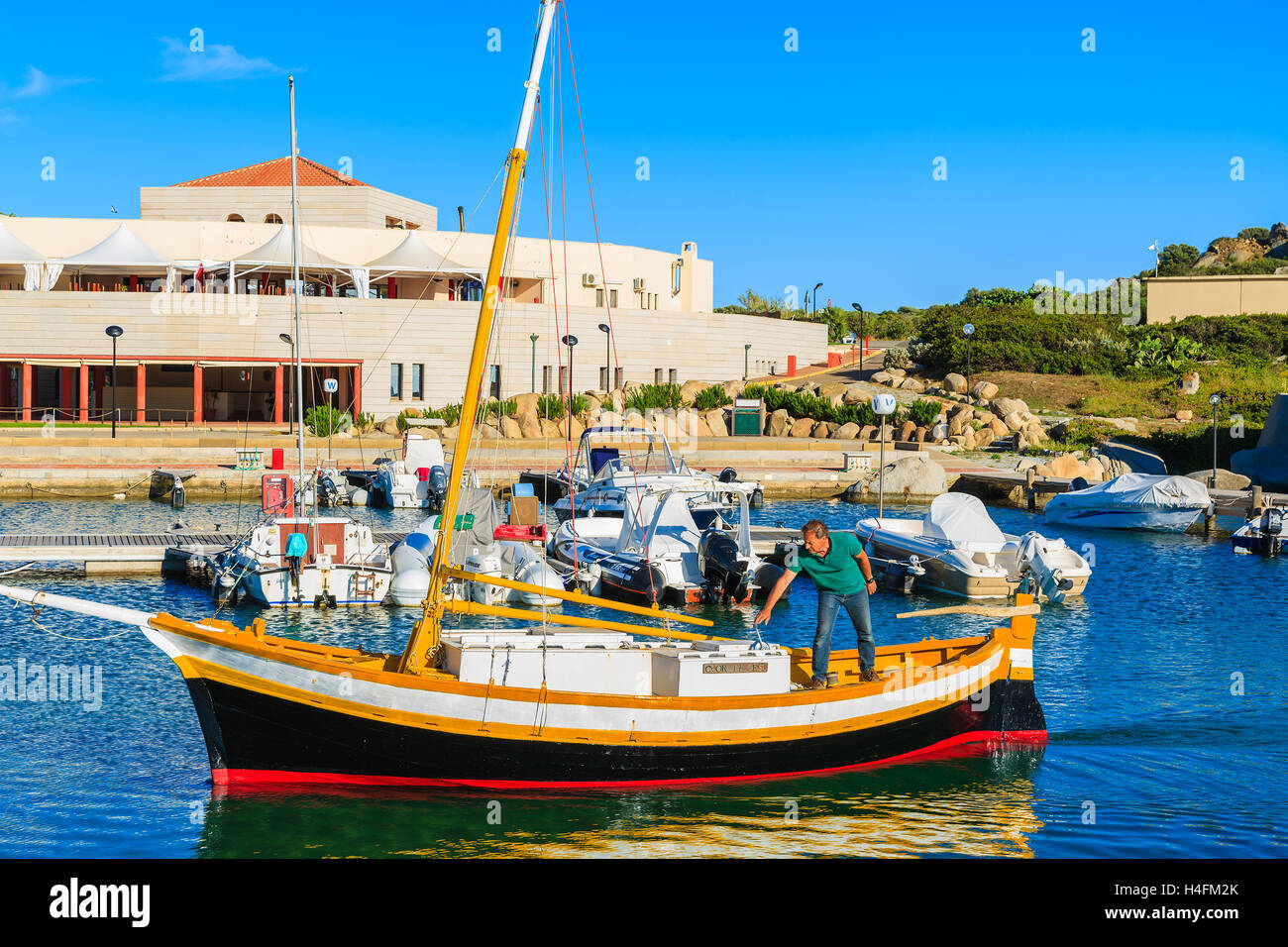 Der Hafen PORTO GIUNCO, Sardinien - 27. Mai 2014: Fischerboot kehrt vom offenen Meer zum Hafen von Porto Giunco. Viele Fischer hier Boote ankern und verkaufen frischen Fisch zu den Restaurants am Hafen. Stockfoto
