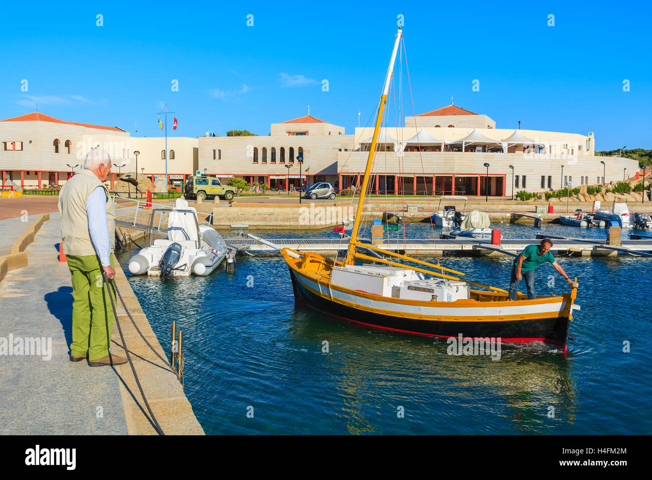 Der Hafen PORTO GIUNCO, Sardinien - 27. Mai 2014: Fischerboot kehrt vom offenen Meer zum Hafen von Porto Giunco. Viele Fischer hier Boote ankern und verkaufen frischen Fisch zu den Restaurants am Hafen. Stockfoto