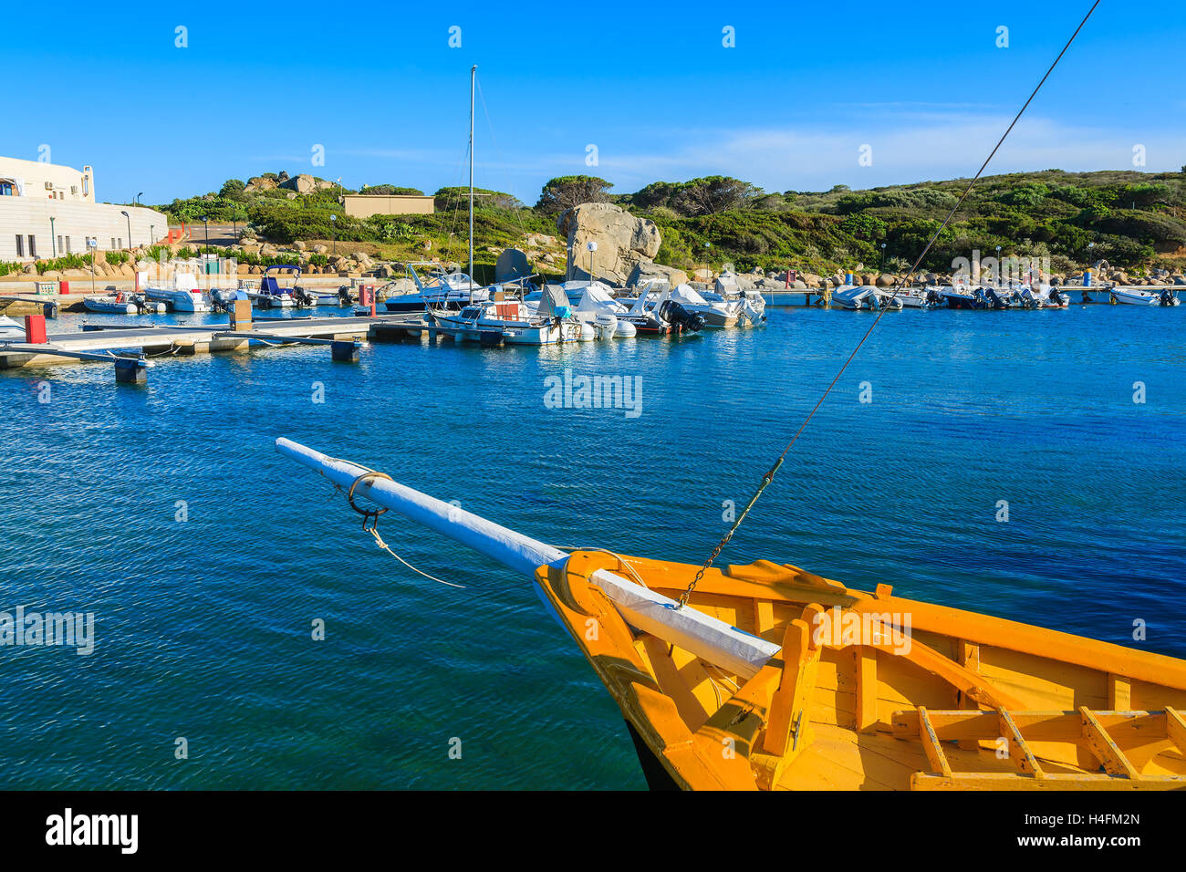 Der Hafen PORTO GIUNCO, Sardinien - 27. Mai 2014: Angelboot/Fischerboot im Hafen von Porto Giunco festmachen. Viele Fischer hier Boote ankern und verkaufen frischen Fisch zu den Restaurants am Hafen. Stockfoto