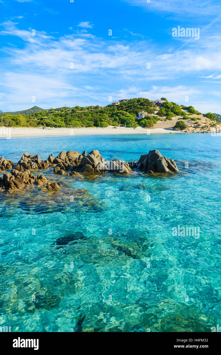 Felsen im azurblauen Meer im idyllischen Strand Porto Giunco, Insel Sardinien, Italien Stockfoto