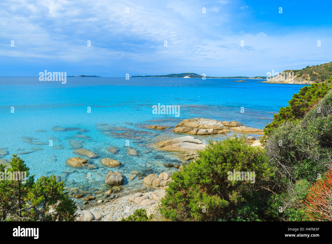 Blick auf Punta Molentis Bucht mit türkisfarbenem Meer Wasser, Insel Sardinien, Italien Stockfoto